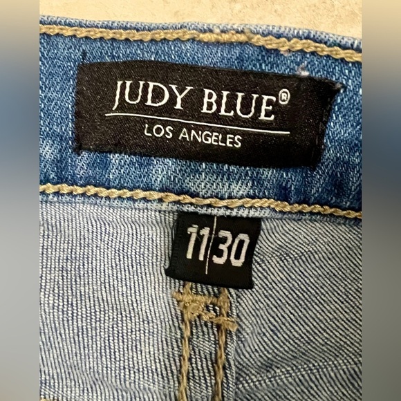 Judy Blue Light Wash Skinny Fit Distressed Jean - 11/30 - Picture 12 of 14